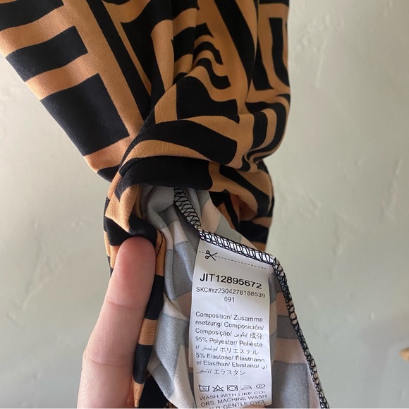 Abstract Mock Neck Sleeveless Top - Picture 4 of 5